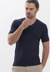 T-shirt V en coton bleu marine pour homme en tissu doux et extensible ; manches courtes ; silhouette ajustée ; texture lisse ; design minimaliste sans motifs visibles.