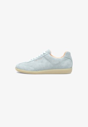 Lichtblauwe suède sneaker met een gestructureerde afwerking, vetersluiting en een rubberen zool. Inclusief een logo op de zijkant en een gewatteerde kraag.