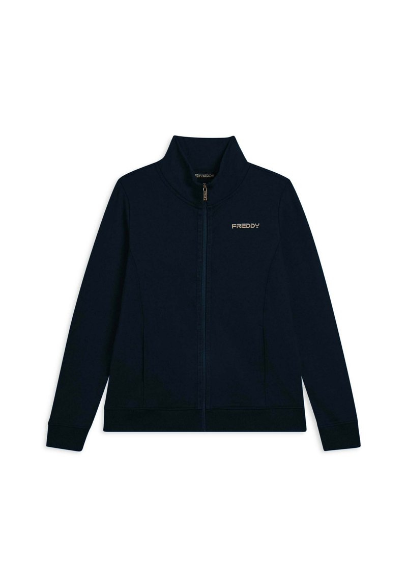 Giacca zip-up navy con colletto alto, realizzata in tessuto morbido. Presenta un logo dorato sul petto e polsini elasticizzati. Inclusi due taschini laterali.