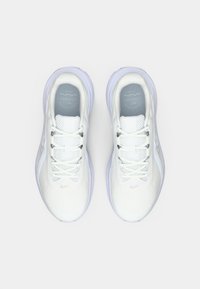 Λευκά αθλητικά παπούτσια με δικτυωτό επάνω μέρος, επίπεδους κορδόνια και μαλακές σόλες. Διαθέτουν ανοιχτό γκρι ελαστικά αξεσουάρ και λογότυπο "Comfort" στην γλώσσα.