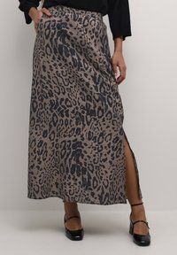 Maxi sukňa s leopardím vzorom v svetlohnedej farbe s tmavohnedými škvrnami, so bočným rozparkom a hladkým, textúrovaným materiálom.