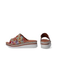 Åbne tå slip-on sandaler med en multifarvet tekstureret overdel, hvid platformssål og flettet detaljering langs kanten.