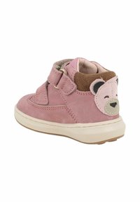 Sneaker per bambini rosa con doppie chiusure in velcro, suola beige e decorazione a forma di faccia di orso sul collare del tallone.