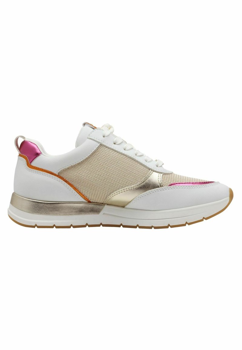 Sportlicher Sneaker mit einem Obermaterial aus weißem Mesh und Leder, goldenen metallischen Akzenten, orangefarbenen und rosa Details sowie einer strukturierten Gummisohle.