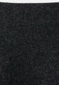 Gros plan sur un tissu gris foncé à texture grossière avec des fibres visibles et une surface légèrement duveteuse.