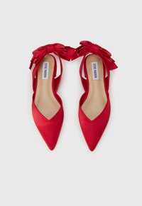 Κόκκινα σατέν παπούτσια με λουράκι στο πίσω μέρος και μυτερή μύτη, με μεγάλα φιόγκους στη φτέρνα και λεία εσωτερική σόλα.