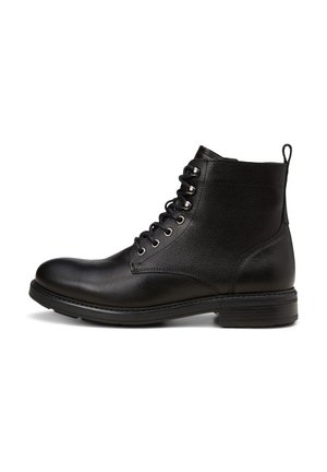 Schwarzer Leder-Stiefelette mit Schnürung vorne, abgerundeter Spitze, niedrigem Absatz und Zuglasche hinten, von der Seite auf weißem Hintergrund dargestellt.