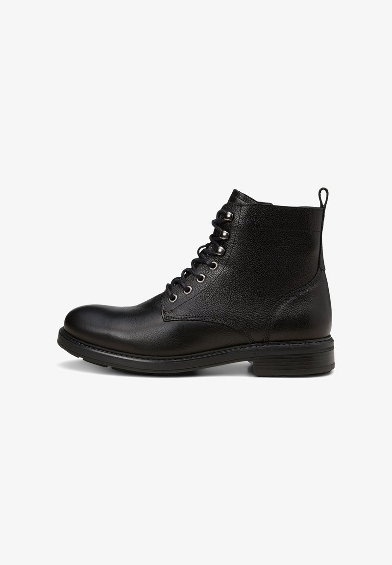 Boots cheville en cuir noir avec lacets sur le devant, bout arrondi, petit talon et languette arrière, présenté de profil sur fond blanc.