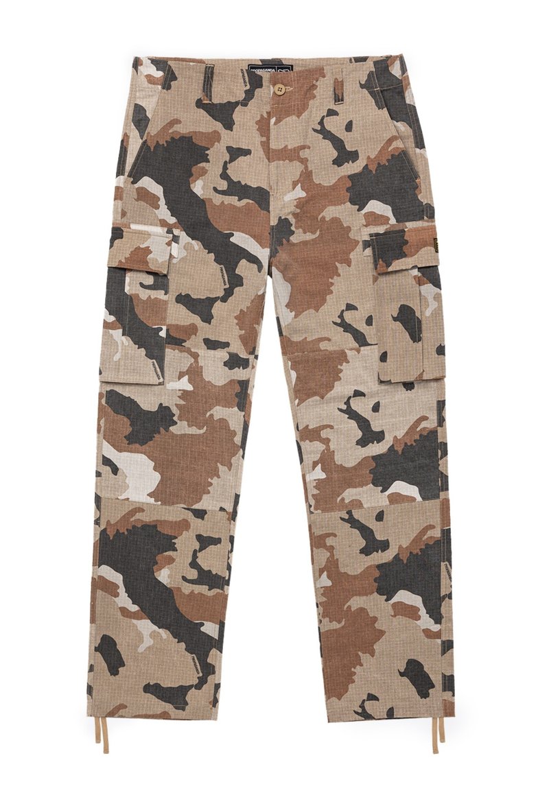 Pantaloni cargo mimetici caratterizzati da una combinazione di tonalità marroni, nere e beige, con un tessuto strutturato, due tasche laterali e un design a gamba dritta.