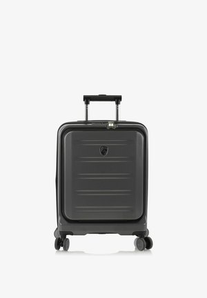 Kompakter schwarzer Hartschalenkoffer mit Teleskopgriff und vier doppelten Spinner-Rollen, aufrecht stehend vor weißem Hintergrund.