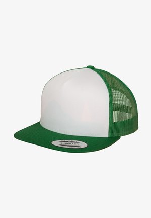 Casquette blanche à panneau avant avec un dos en filet vert, dotée d'un visière plate et d'une étiquette tissée sur la visière, portée par-dessus une chemise noire.