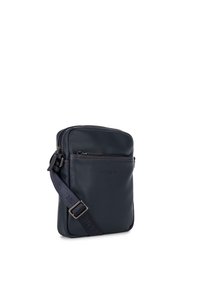 Borsa in pelle blu navy con una texture liscia, chiusura con zip, tasca frontale e tracolla regolabile con un sottile dettaglio del logo.