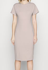 Kortärmad, knälång klänning i ljus beige tyg; figursydd form med rund halsringning och slät yta, inga synliga mönster eller detaljer.