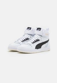 Witte hoge sneakers van synthetisch leer met zwarte accenten, voorzien van een klittenbandsluiting, veter-sluiting en een gestructureerde zool.