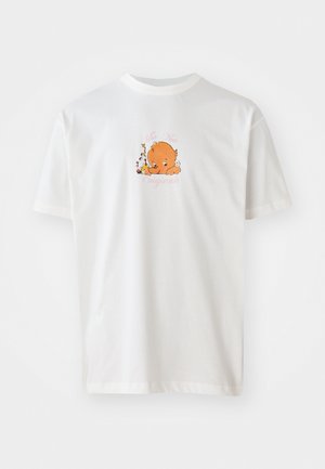 Valkoinen puuvillahihaton paita, jossa on pyöreä pääntie. Edessä on oranssi sarjakuvahahmo, jota ympäröivät kukat ja pinkki teksti.