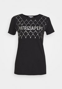 Schwarzes Baumwoll-T-Shirt mit einem silbernen Mustermotiv und dem Text "PATRIZIA PEPE" auf der Brust. Kurze Ärmel, runder Halsausschnitt.
