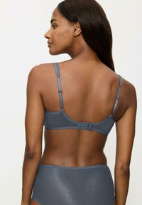 Triumph - Biustonosz z trójkątną miseczką