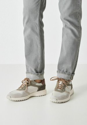Sneakers aus einer Mischung von grauen und taupefarbenen Materialien, mit einer strukturierten Oberseite, rundem Zehenbereich, Schnürverschluss und heller Gummisohle.