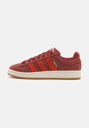 Czerwony zamszowy sneaker z czerwonymi paskami, białą podeszwą, gumową podeszwą zewnętrzną i sznurowadłami, z napisem "CAMPUS" po boku.