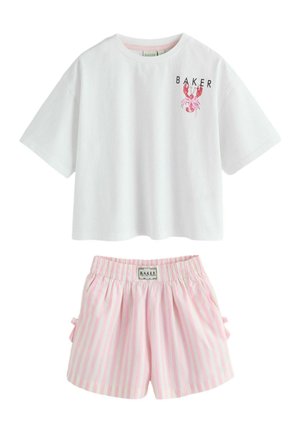 Weißes kurzärmliges T-Shirt mit rosa Hummer-Grafik und dem Schriftzug "BAKER", kombiniert mit rosa-weiß gestreiften Shorts mit elastischem Bund.