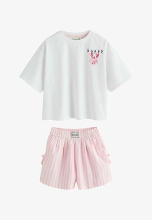 Hvid kortærmet t-shirt med lyserødt hummergrafik og teksten "BAKER" parret med lyserøde og hvide stribede shorts med elastisk talje.