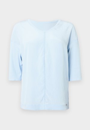 Haut bleu clair à manches courtes en tissu doux. Il présente un col rond et un détail de couture centrale. Quincaillerie minimale à l'ourlet.