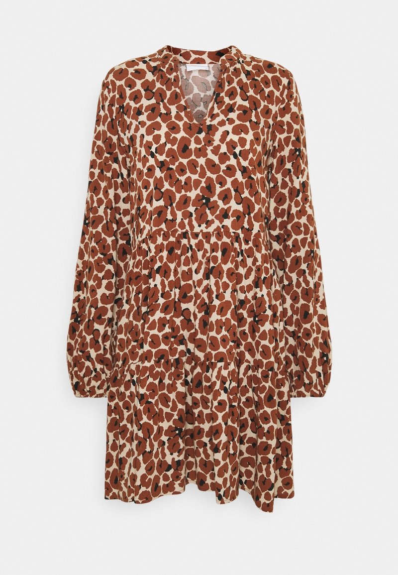 Robe à manches longues en tiers avec un motif léopard brun et noir et un col en V sur un fond blanc.