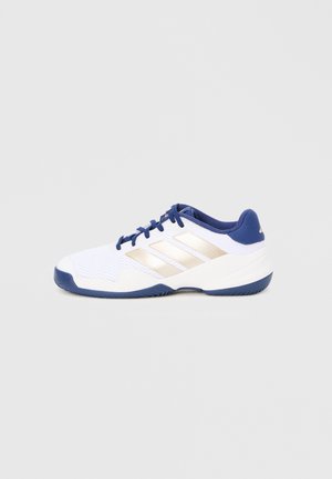 Hvite og blå sports sneakers med blå lisser og gullstriper på siden, vist i profil på en ensfarget bakgrunn.