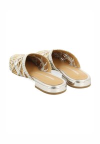 Sandali slip-on intrecciati con interni color tan e accenti metallici argentati. Presentano un design piatto e punta aperta per una migliore traspirabilità.