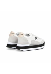 Witte sneakers met een gestructureerde grijze leren hak. Beschikt over een zwart-witte platformzool, een ronde neus en subtiele branding op de hak.