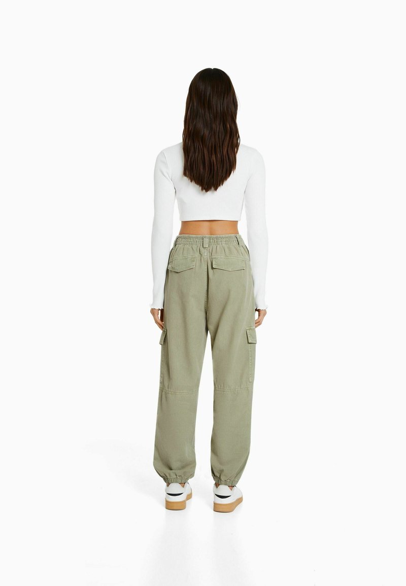 Bershka Pantalones cargo green/verde (Segunda mano)