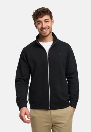 Zwarte sweatshirt met ritssluiting, hoge kraag en klein logo op de borst. Heeft een gladde textuur en geribbelde boorden en zoom.