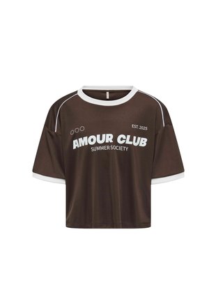 Mørkebrun cropped t-shirt med hvid kant på krave og ærmer, med hvid tekst "AMOUR CLUB SUMMER SOCIETY" og "EST. 2025" foran.