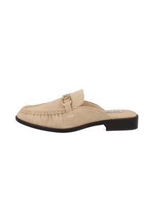 Mocassin beige en daim sans talon avec détail de boucle dorée, petit talon noir et bout mocassin cousu.