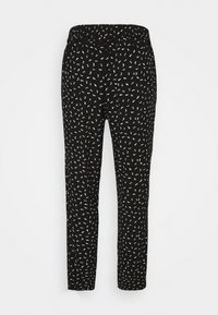Zwarte gestreepte broek van lichtgewicht stof, met een zachte elastische tailleband en een herhaald klein abstract patroon in wit en roze.