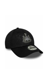 Schwarze Baseballmütze mit gebogenem Schirm, aus einem strukturierten Stoff und mit einem Newcastle United-Logo auf der Vorderseite. Verstellbare Größe.