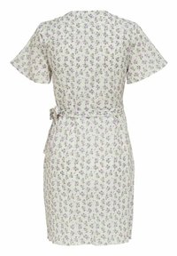 Robe portefeuille fleurie en tissu léger, arborant des motifs floraux violets et verts, avec des manches courtes évasées et un détail de taille nouée.