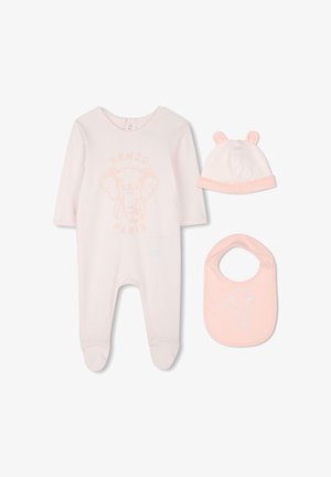 Ensemble pour bébé en coton rose comprenant un combishort, un chapeau avec des oreilles et un bavoir. Présente un graphique d'éléphant et le texte "KENZO PARIS". Texture douce et lisse.
