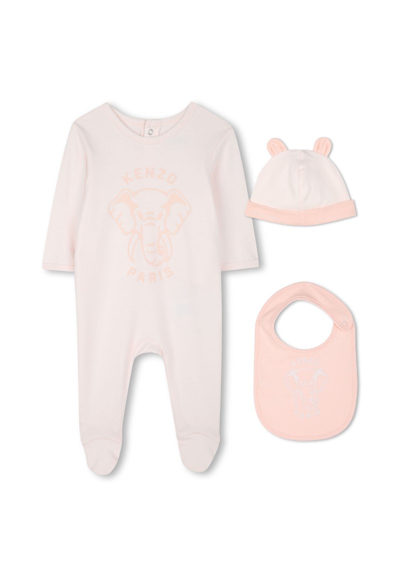 Ensemble pour bébé en coton rose comprenant un combishort, un chapeau avec des oreilles et un bavoir. Présente un graphique d'éléphant et le texte "KENZO PARIS". Texture douce et lisse.