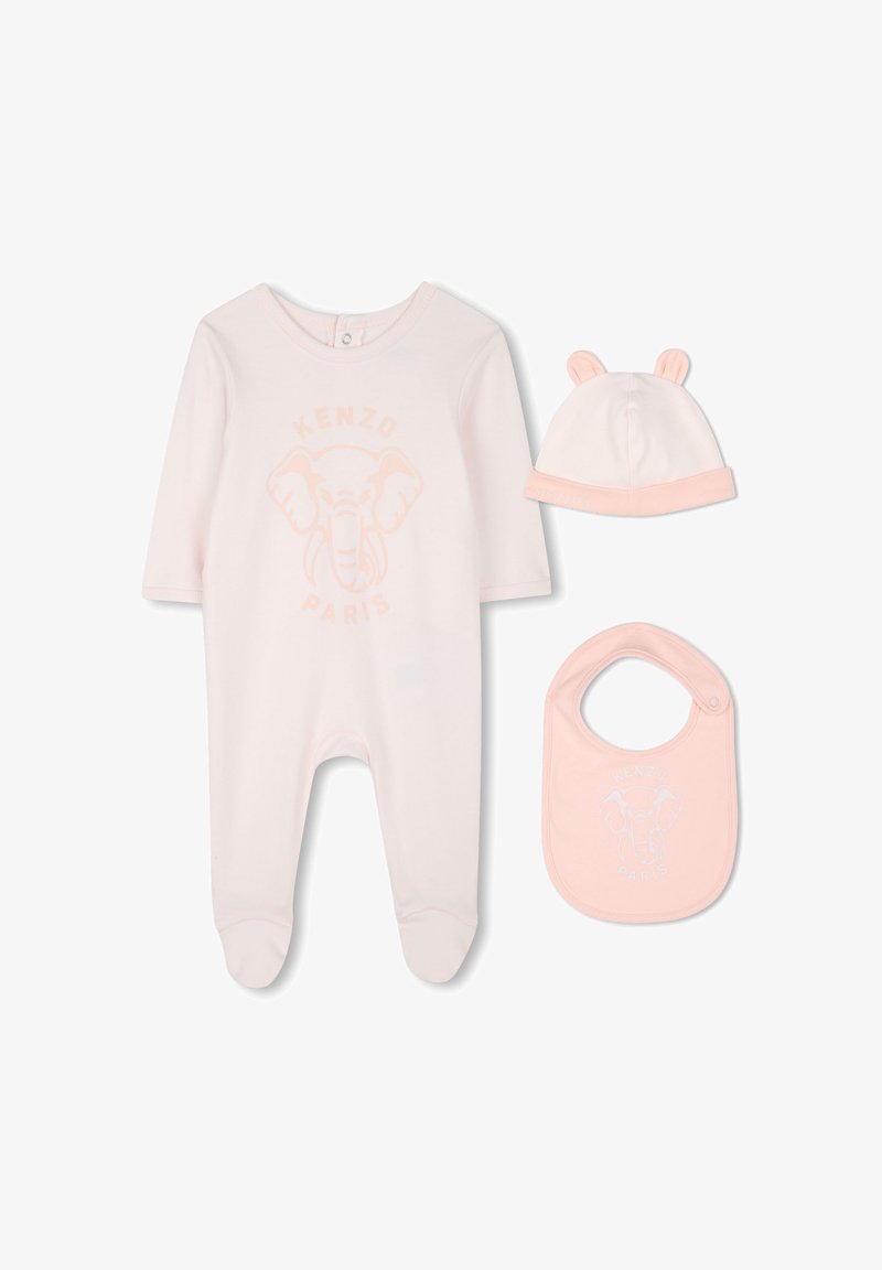 Ensemble pour bébé en coton rose comprenant un combishort, un chapeau avec des oreilles et un bavoir. Présente un graphique d'éléphant et le texte "KENZO PARIS". Texture douce et lisse.
