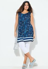 Ulla Popken MIXED FLOWER SLEEVELESS SWING - Trikoomekko - marine
