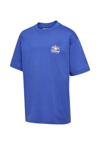 Blå bomullst-shirt med rund halsringning, korta ärmar och en vit logotyp på vänster bröst. Enkel design med avslappnad passform.