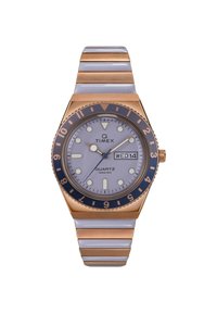 Orologio Timex Q con quadrante rotondo argentato, dettagli in oro rosa, lunetta blu, bracciale in metallo integrato e display della data su un quadrante di un leggero color porpora.