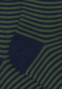 Calze a righe blu navy e verde oliva, lavorate a maglia, con una zona del tallone blu navy uniforme.