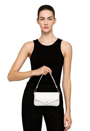 Witte leren handtas met een gestructureerd ontwerp, voorzien van een gouden knoopsluiting en een afneembare schouderriem. Gladde textuur, minimalistische stijl.