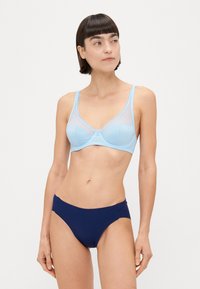Sutien bleu deschis cu dungi texturate și panouri din plasă, asociat cu slipuri bikini de culoare bleu închis, cu talie joasă.