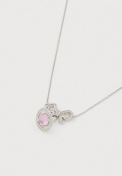 Strieborný náhrdelník so príveskom v tvare mašle s ružovým kameňom uprostred, obklopeným rytými detailmi a malými priehľadnými akcentmi.