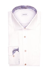 Camicia bianca con colletto e polsini interni a fantasia blu, caratterizzata da bottoni dorati e una singola tasca sul petto. Etichetta del marchio visibile.
