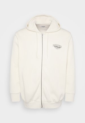 Weißer Reißverschluss-Hoodie aus weichem Baumwoll-Mix, ausgestattet mit Kapuze, Kordeln und einem kleinen Logo auf der linken Brustseite. Glatte Textur.