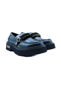 Scarpe platform in pelle nera con punta arrotondata, dotate di spesse suole in gomma nera, arricchite con dettagli in catena nera e oro.